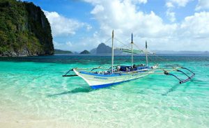 قایق در ساحل برای سفرنامه تور فیلیپین