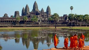 تصویر چند راهب در پس زمینه معبد انگکور وات 