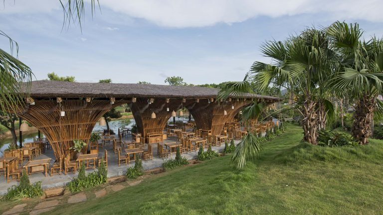 رستوران ساخته شده از چوب های بامبو