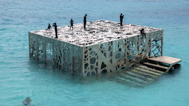 تخریب مجسمه های مالدیو توسط دولت